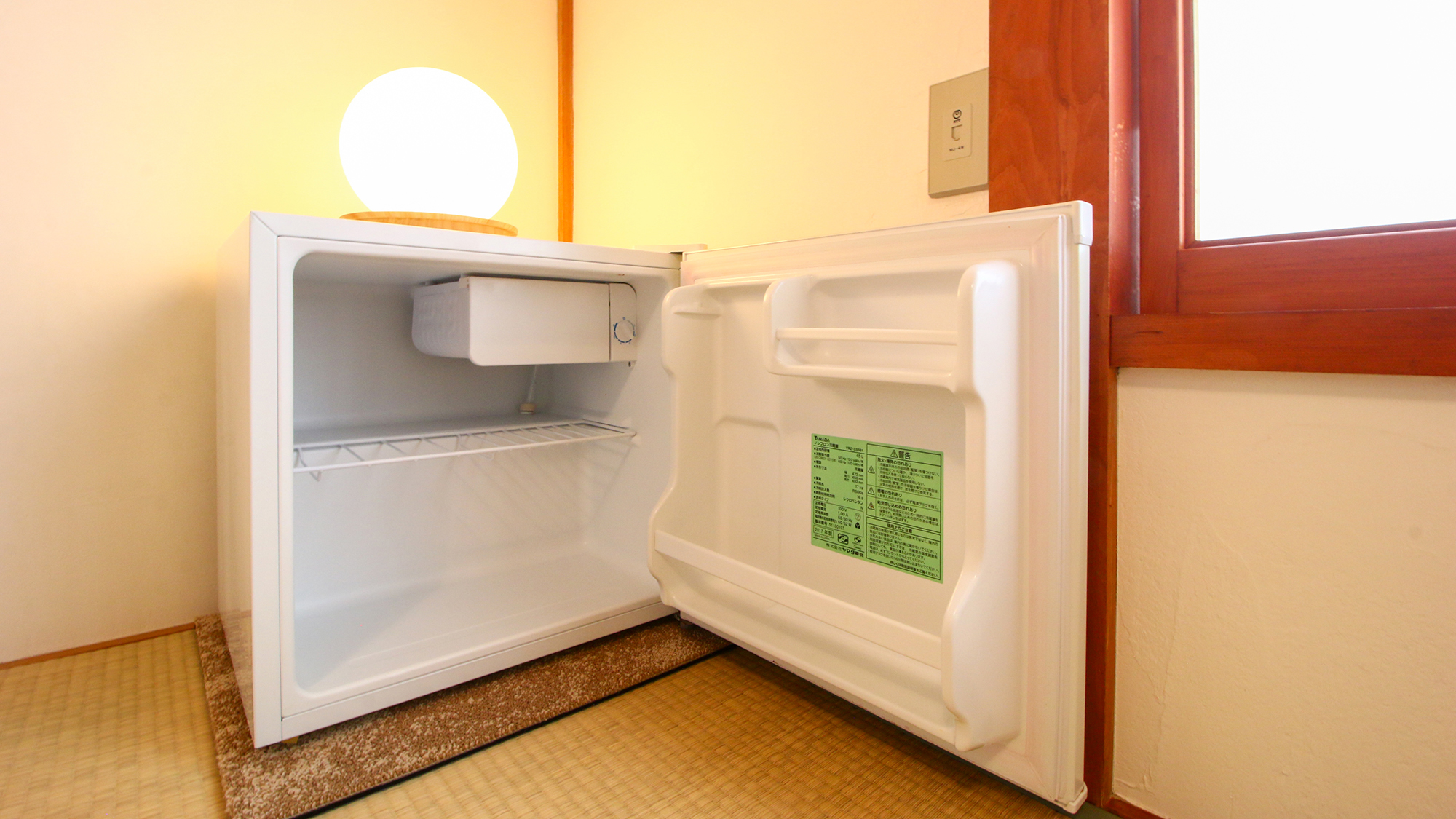 #客室　客室内には小型冷蔵庫を完備しており、滞在中の飲食物の保管が安心です