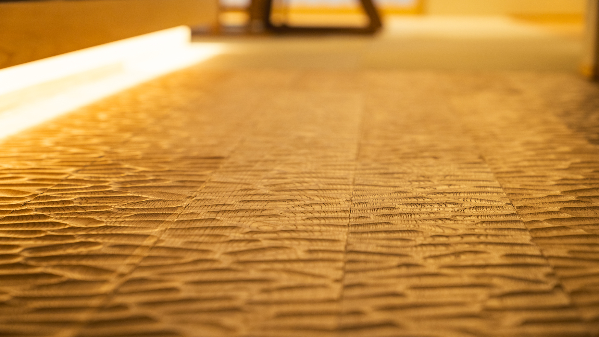 別邸の床は伝統芸能のナグリ加工仕上げ