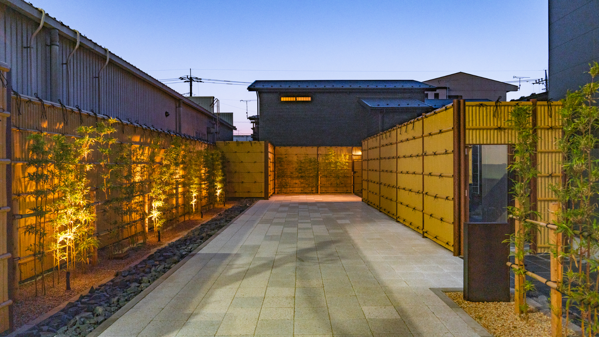 門を抜けての玄関