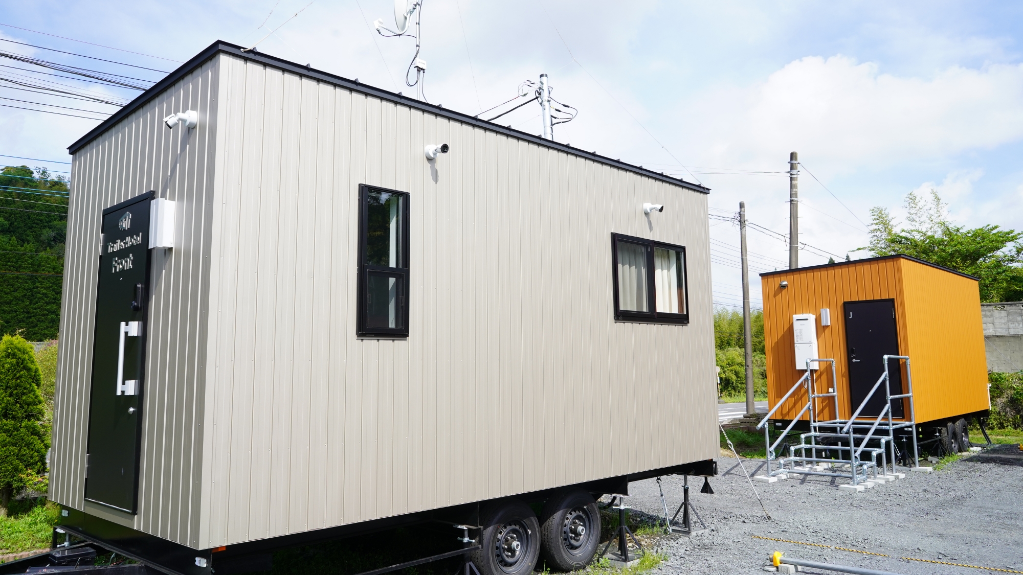 【フロント】グレーのトレーラーが当館のフロントです