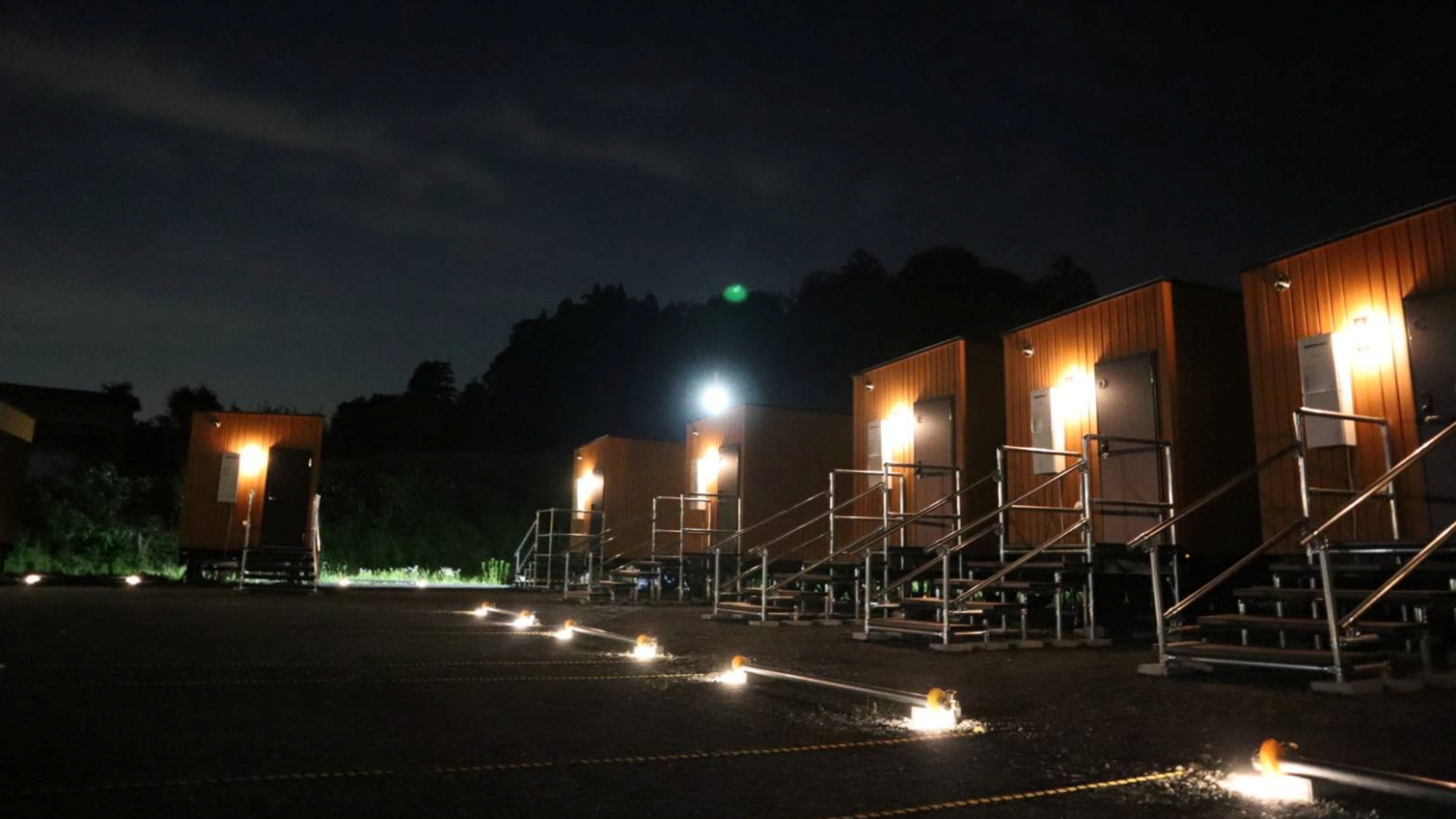 【外観】ライトアップされたトレーラーが幻想的です