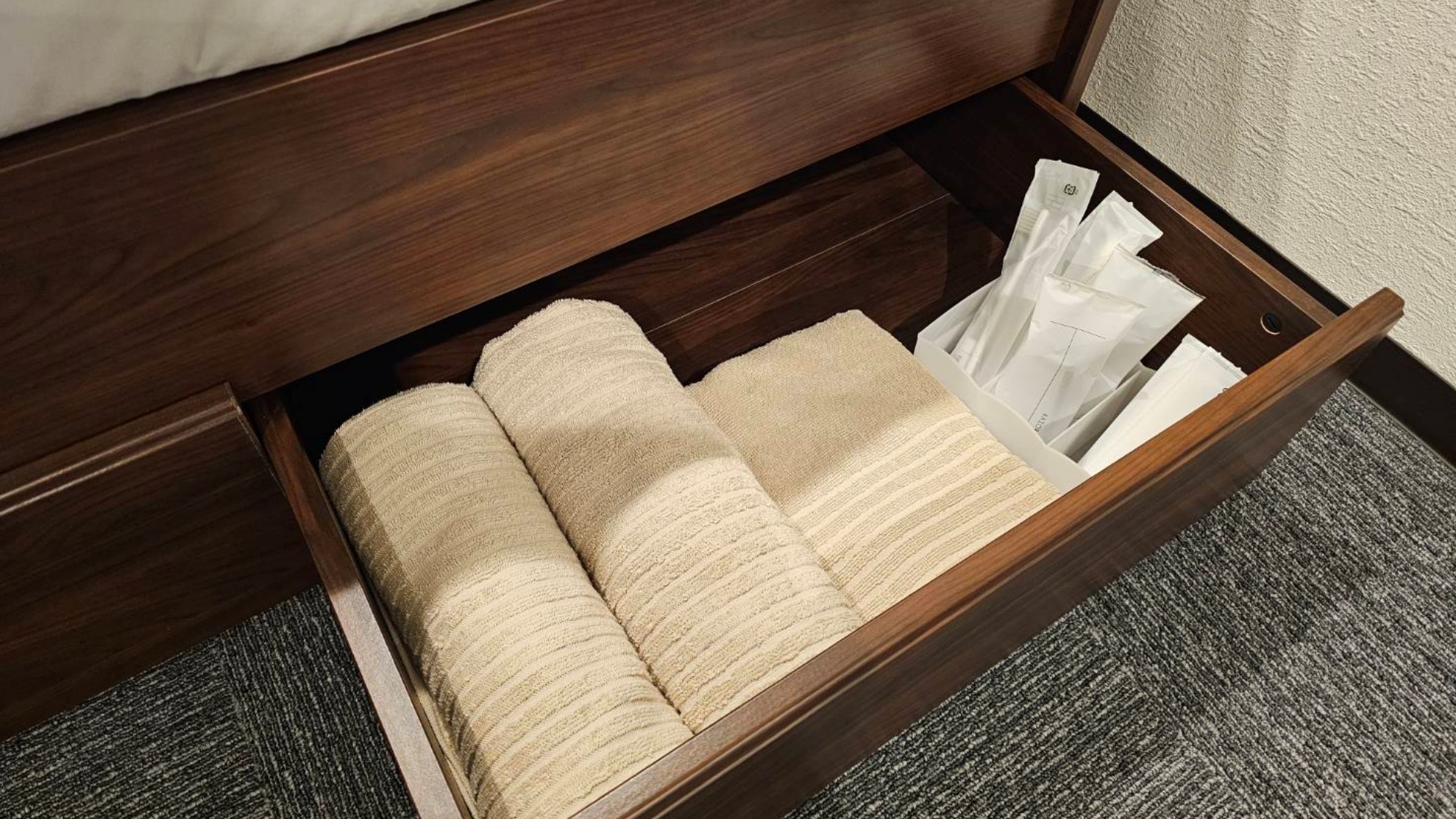 【アメニティ】ベッド下には必要なアメニティをスマートに収納しております