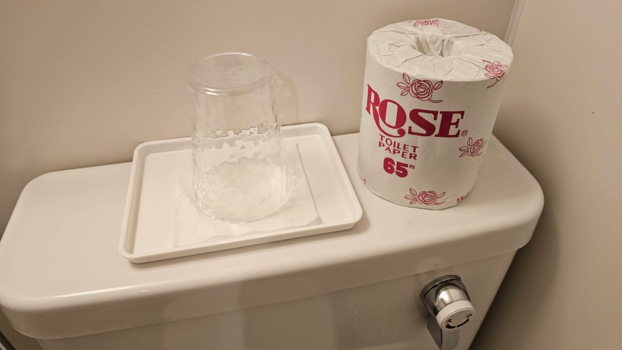 【バスルーム】衛生的なグラスとトイレットペーパーもご用意