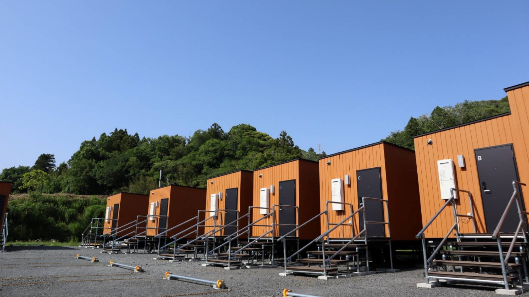 【外観】木々の緑と空の青が映える客室エリア。