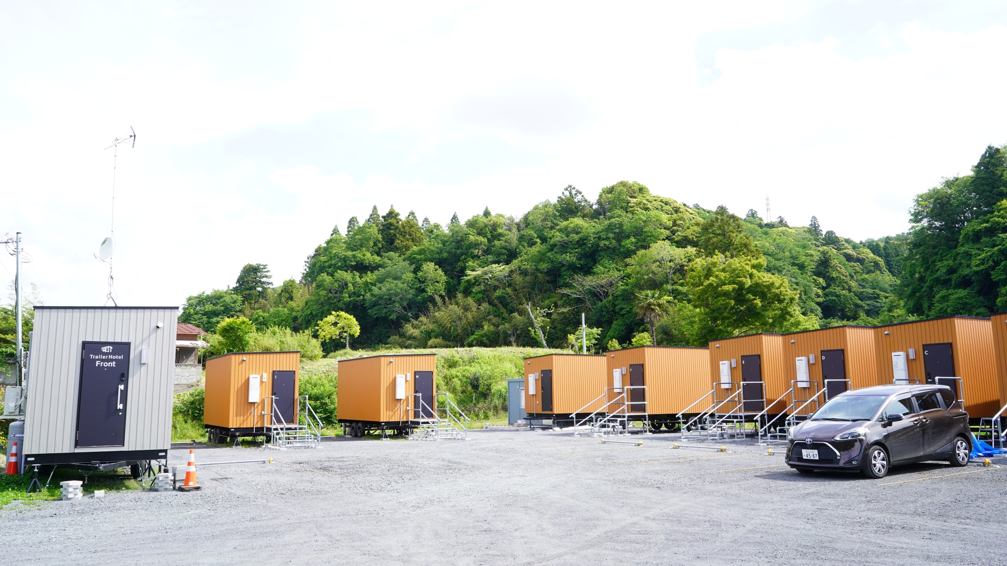 【外観】自然豊かな風景に囲まれた開放感のあるトレーラーホテルです