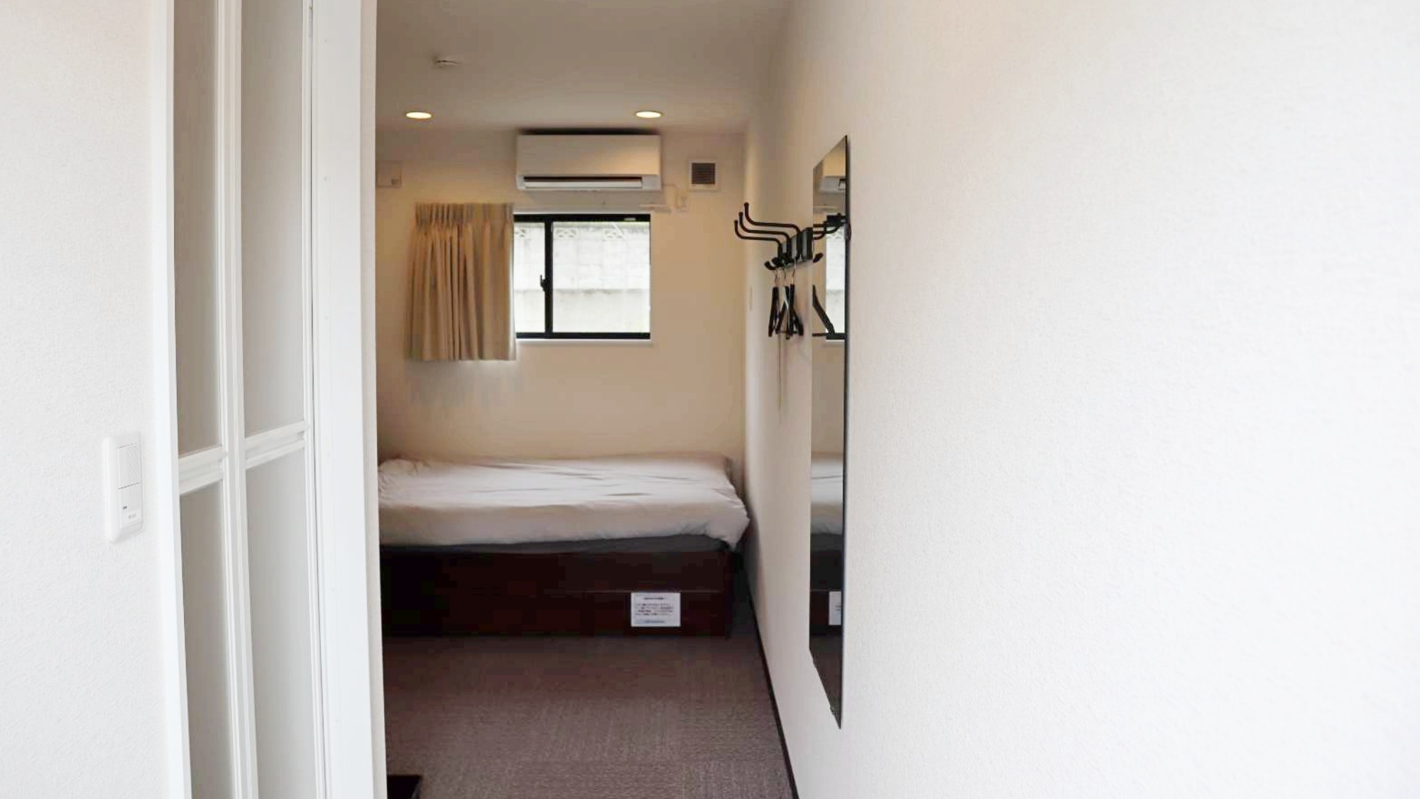 【客室】シンプルな落ち着いた空間でゆったりとおくつろぎいただけます。