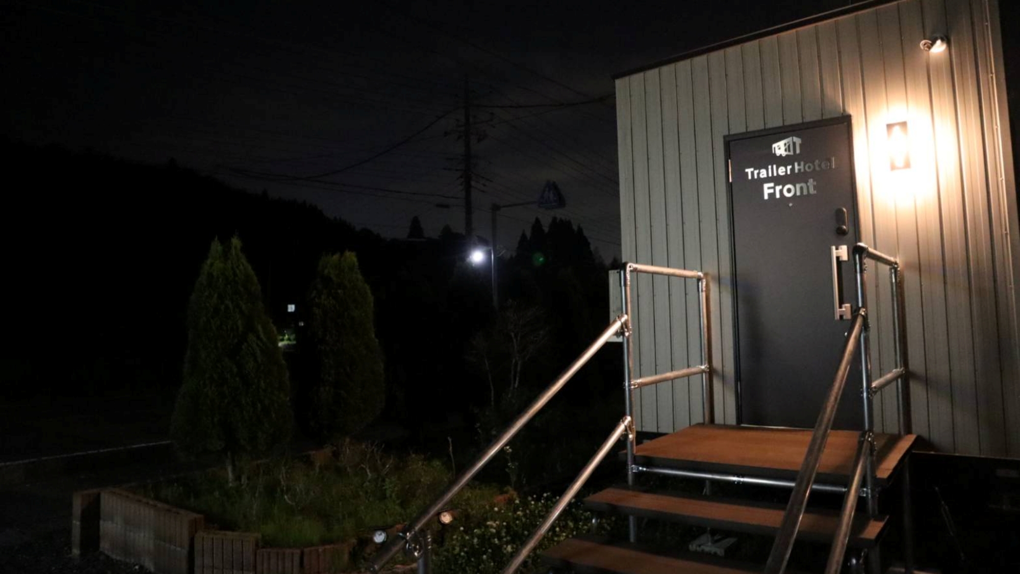 【フロント】フロントの灯りが、あたたかくお迎えします。