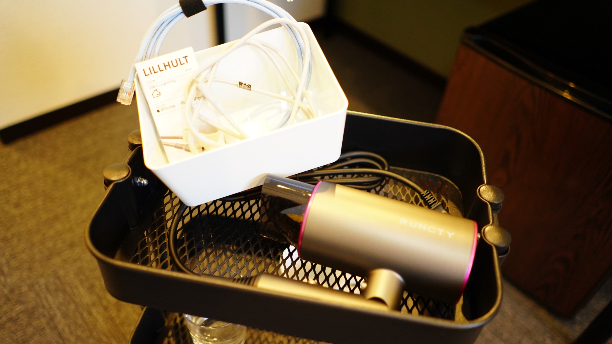 【室内設備】充電ケーブルやドライヤーも完備。