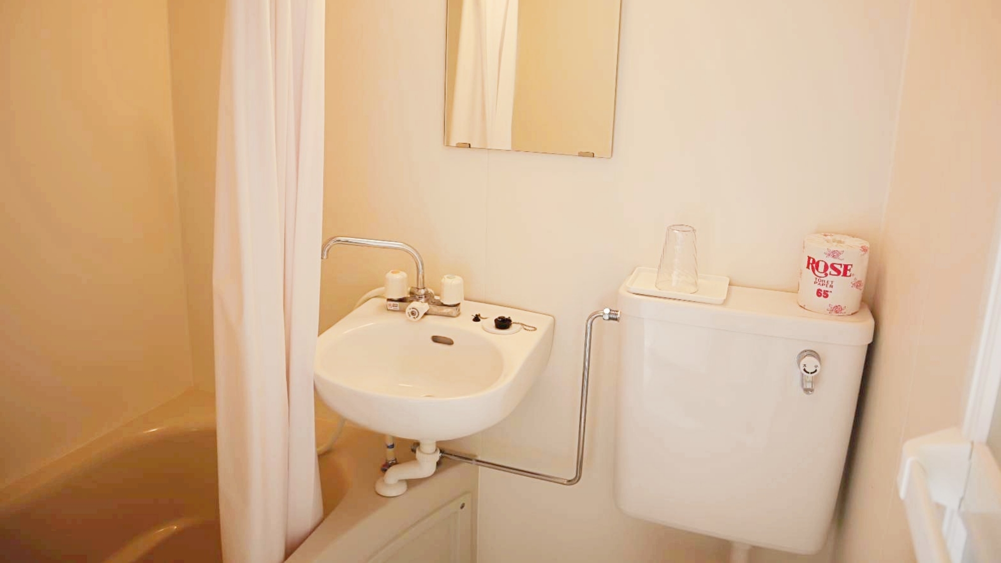 【バスルーム】コンパクトながら機能的なユニットバスで快適な滞在を。