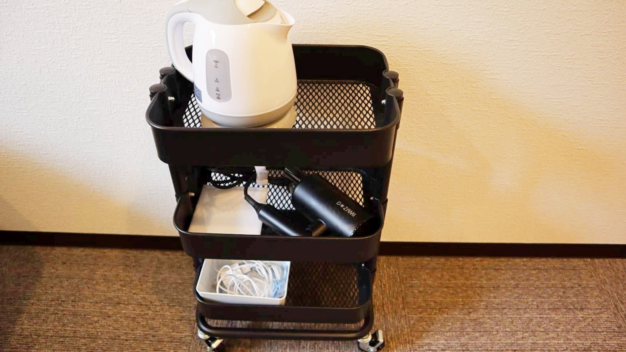 【室内設備】ポッドやドライヤーなど、必要なものをコンパクトに収納しております