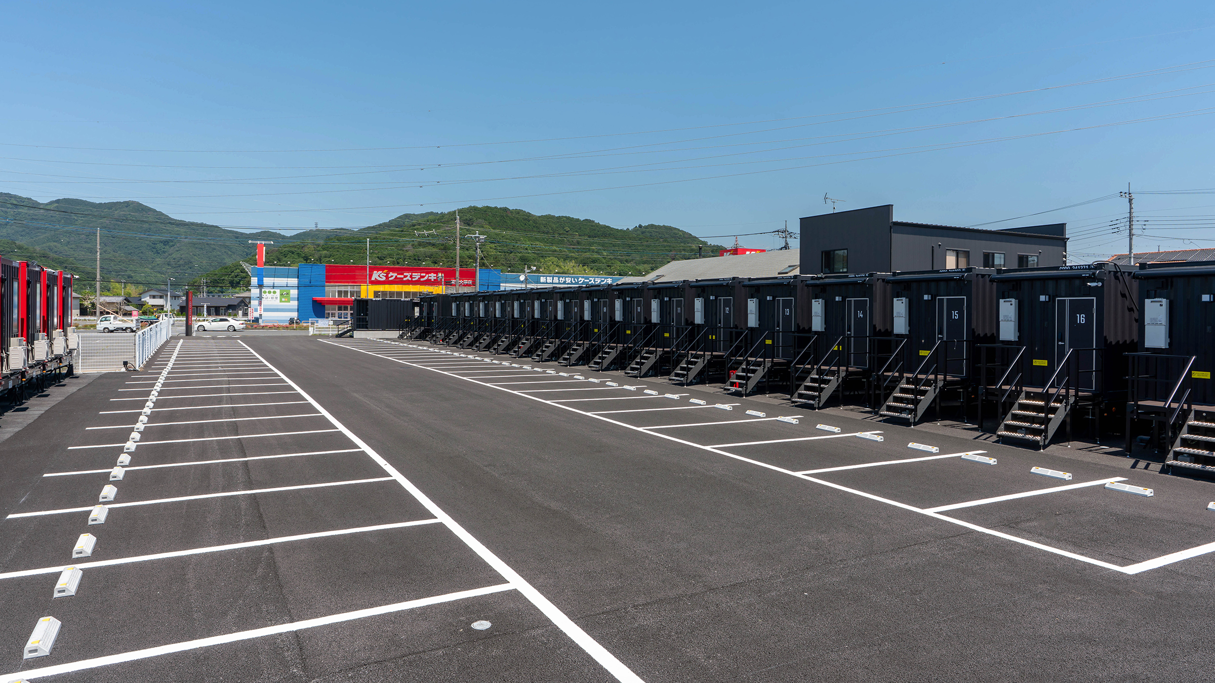 夜でも明るく安心！防犯カメラを複数設置しセキュリティ対策もバッチリ！日差しや雨を遮るオーニングを完備。