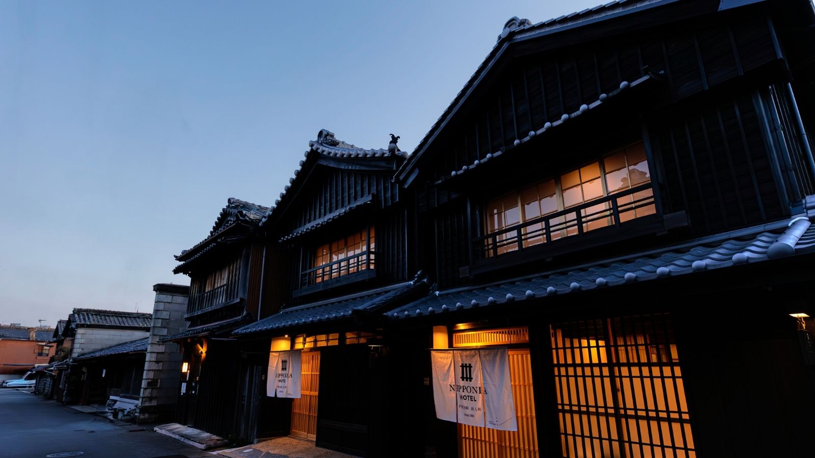 時を重ねた黒塗りの商家建築/―朝熊 ASAMA 101号室ー.―朝霧 ASAGIRI 201号室ー