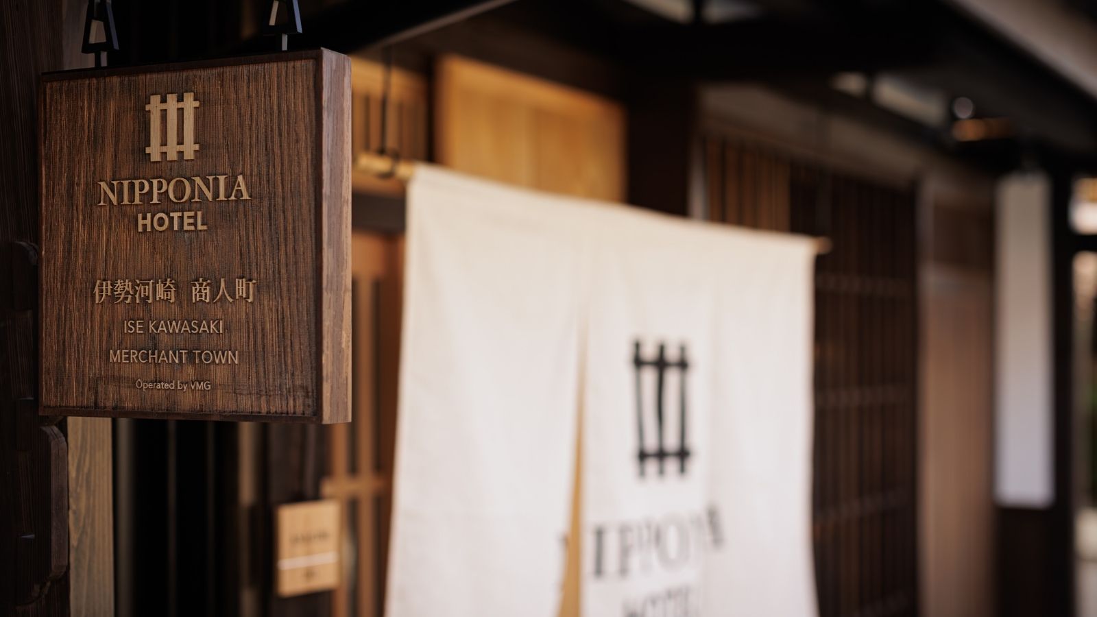 町並みに溶け込むしっとりとした外観