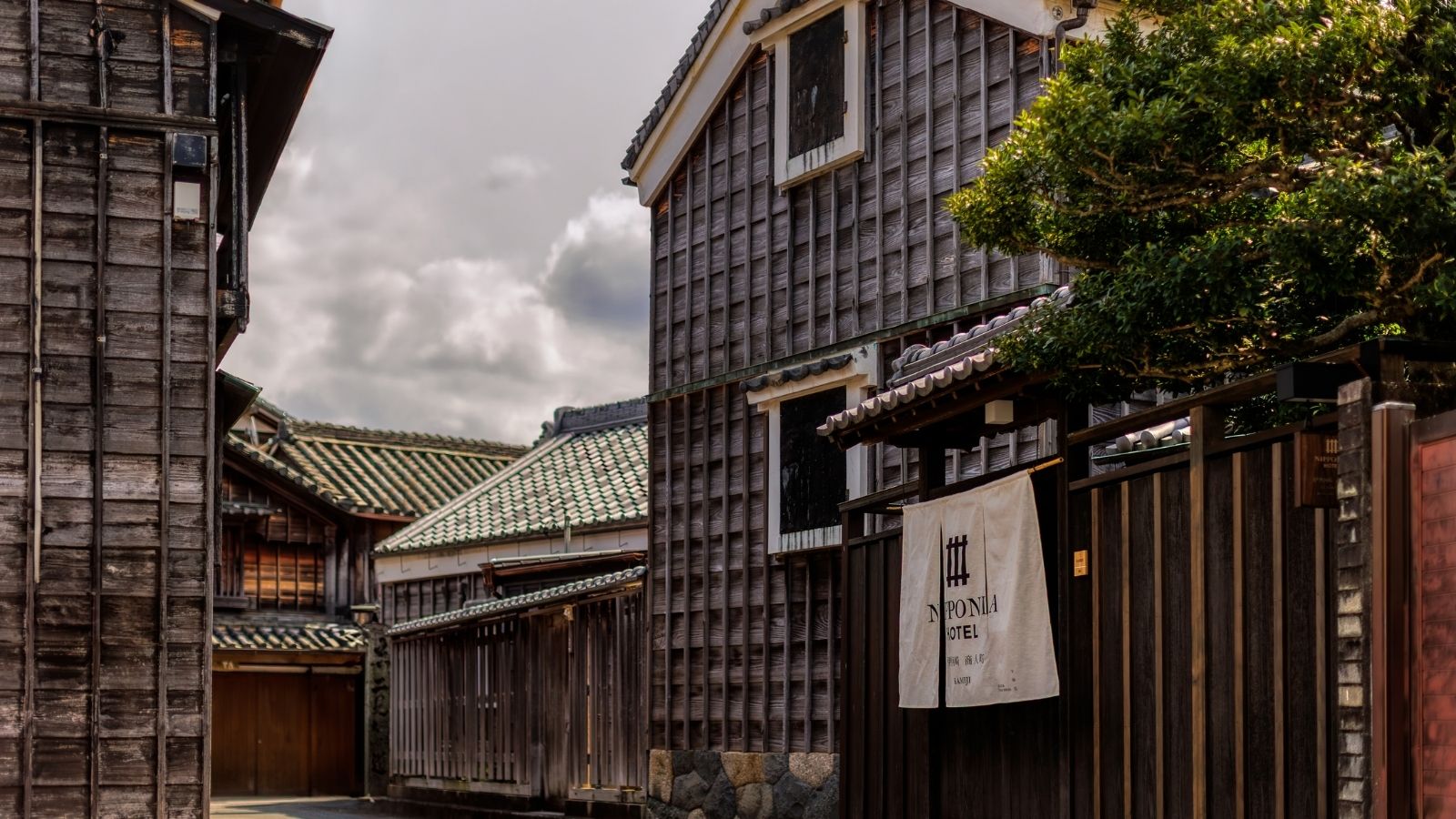 黒漆喰の壁が映える商家/―神路 KAMIJI 401号室ー