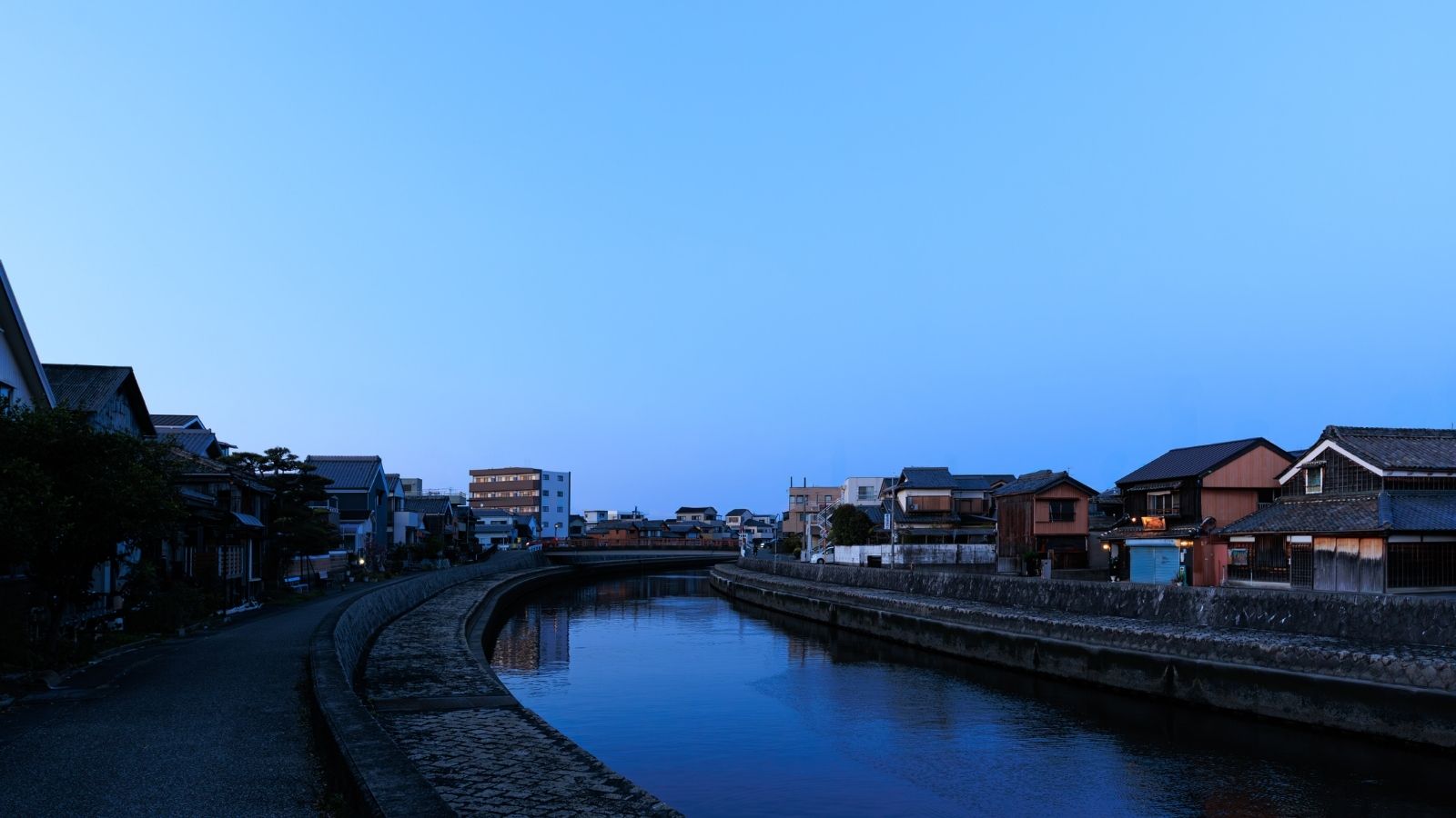 しっとりと夜に映える町宿の姿