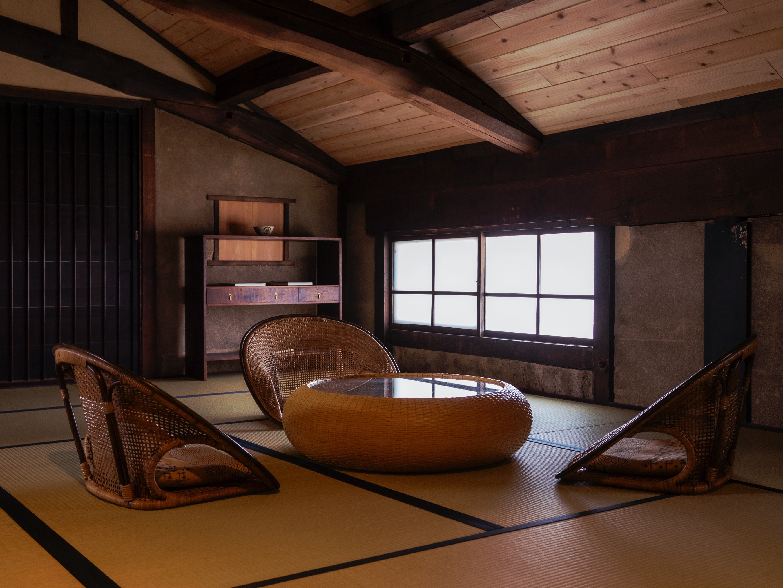 シックなインテリアで統一された2階の畳部屋