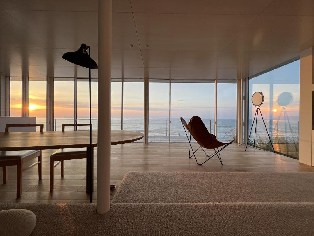 穏やかな水平線を望む、非日常的なリゾート空間