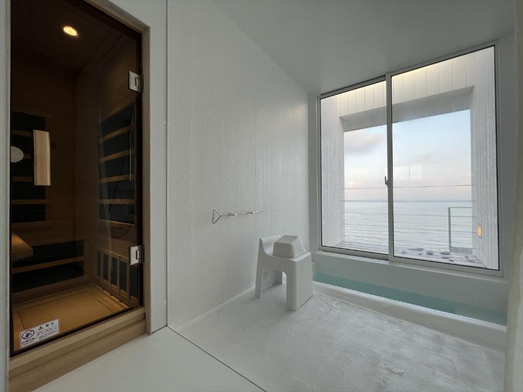 澄んだ海を一望できる贅沢なバスタイム