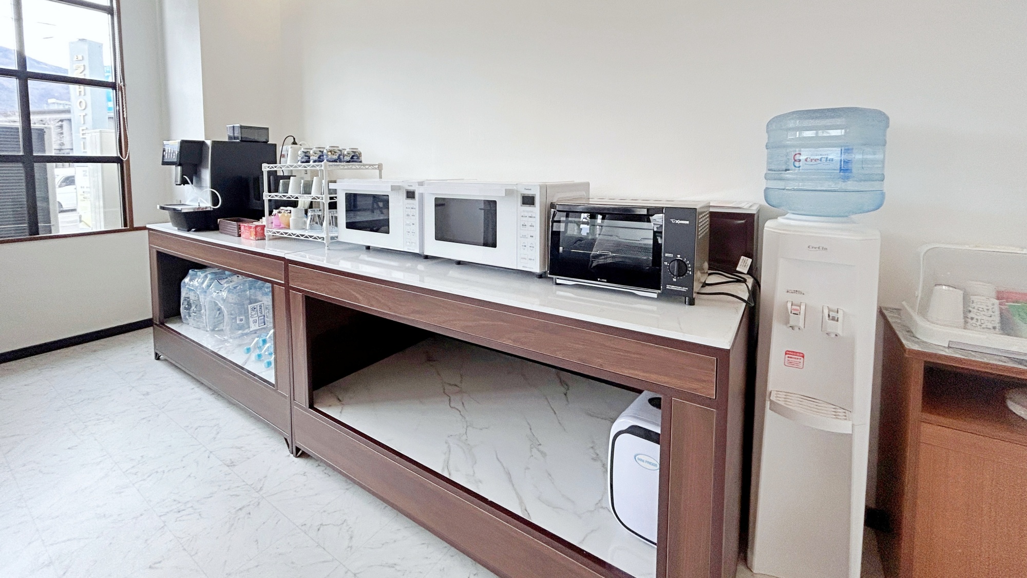 イートインスペースには電子レンジやウォーターサーバーなど設置しておりますので、ご自由にご利用ください