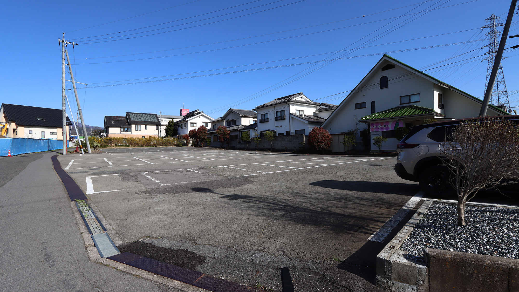 ホテルの裏には40台の駐車場があります