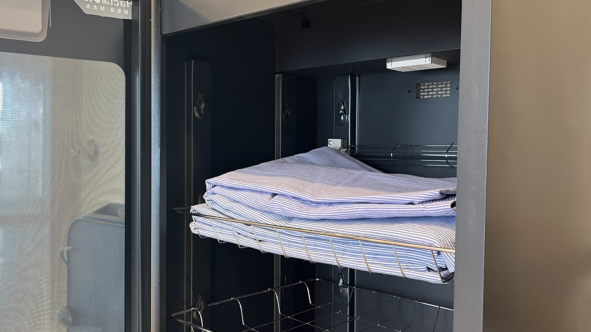 浴衣は消毒キャビネットからお取りください