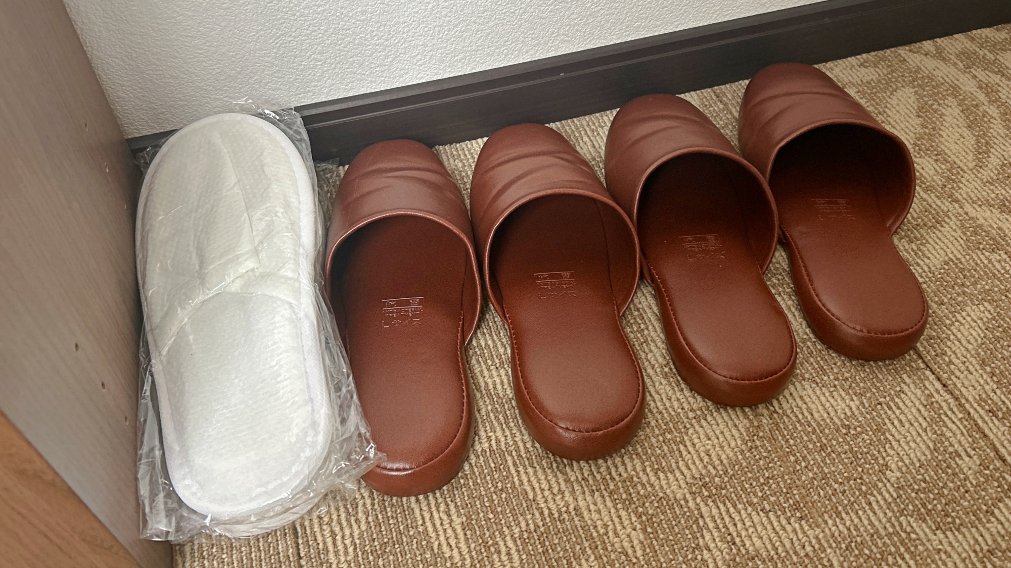 各お部屋にスリッパを設置しております