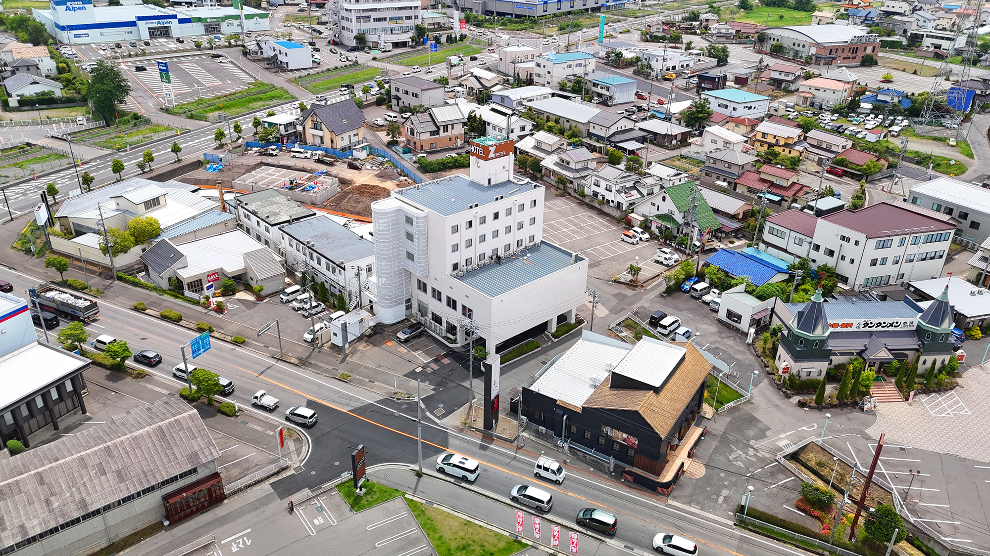 ホテルの裏には駐車場もございます