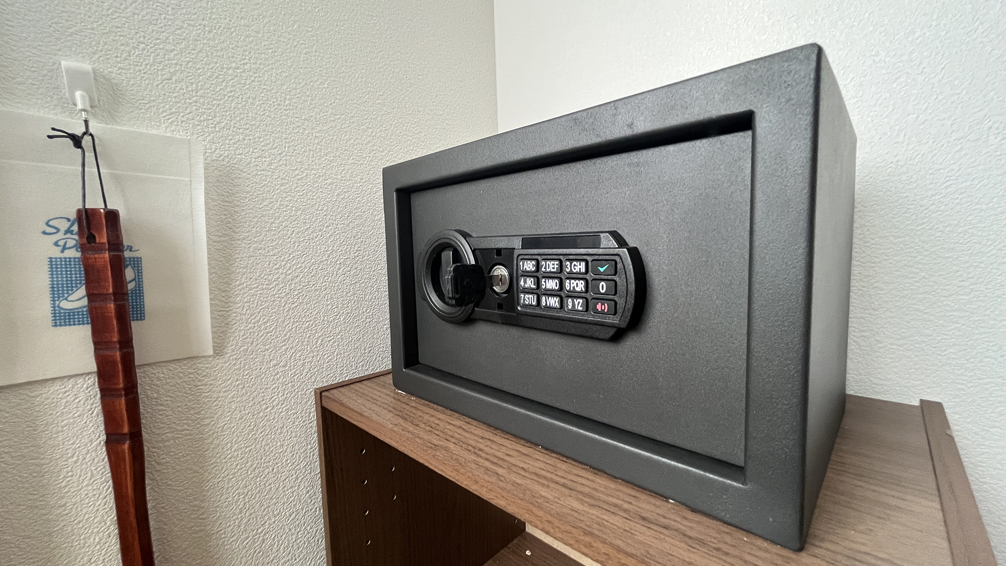 各部屋に金庫がございます