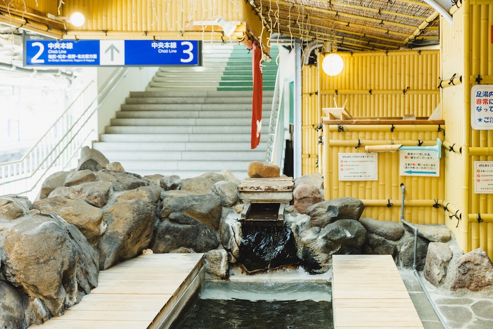 上諏訪駅構内・足湯｜上諏訪駅から徒歩8分