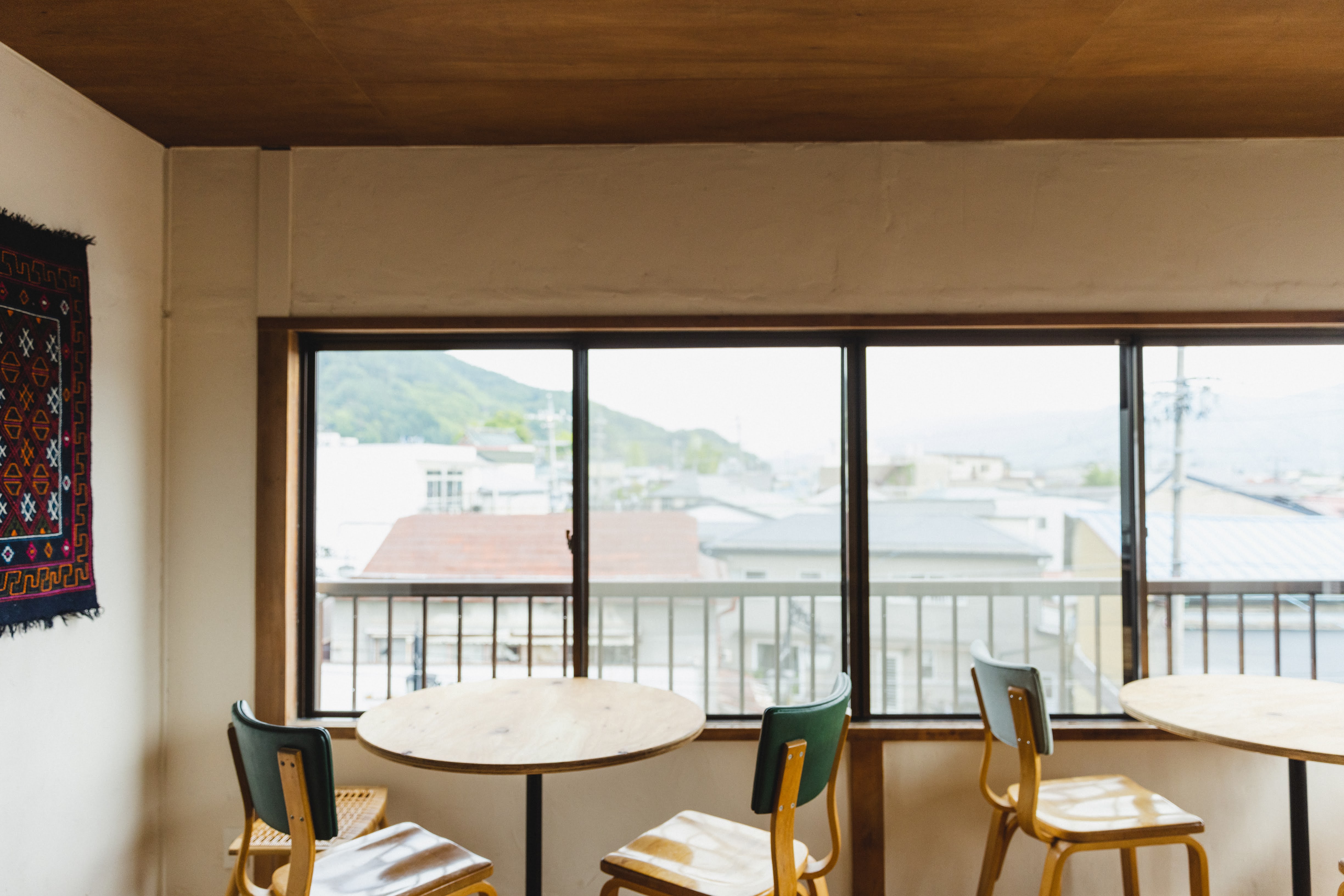 ダイニングスペース｜街並みを見下ろし寛げる