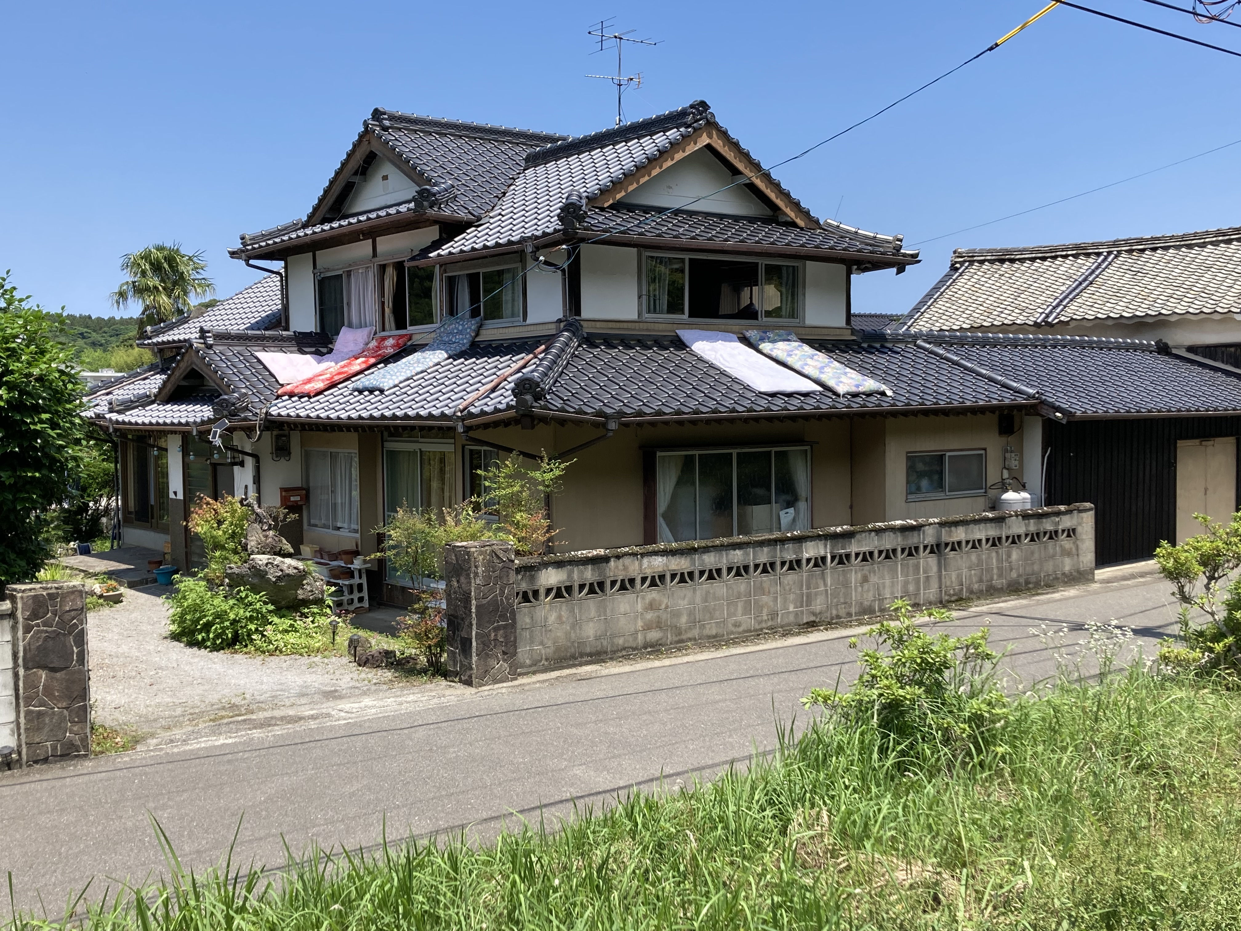 お天気がよければお布団を干しています
