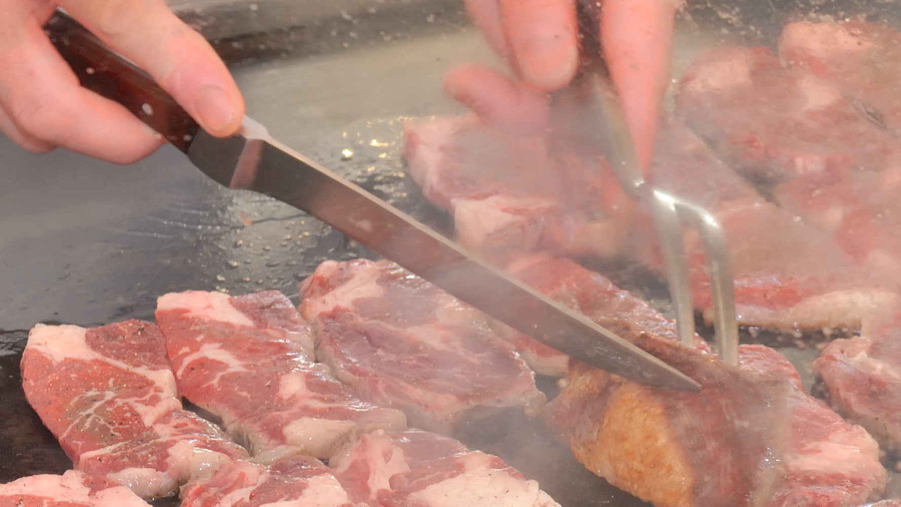 【訳あり＆お値打ち・温泉付き客室】景色を気にしない方限定♪ディナーバイキング☆熱々ステーキと天ぷら★