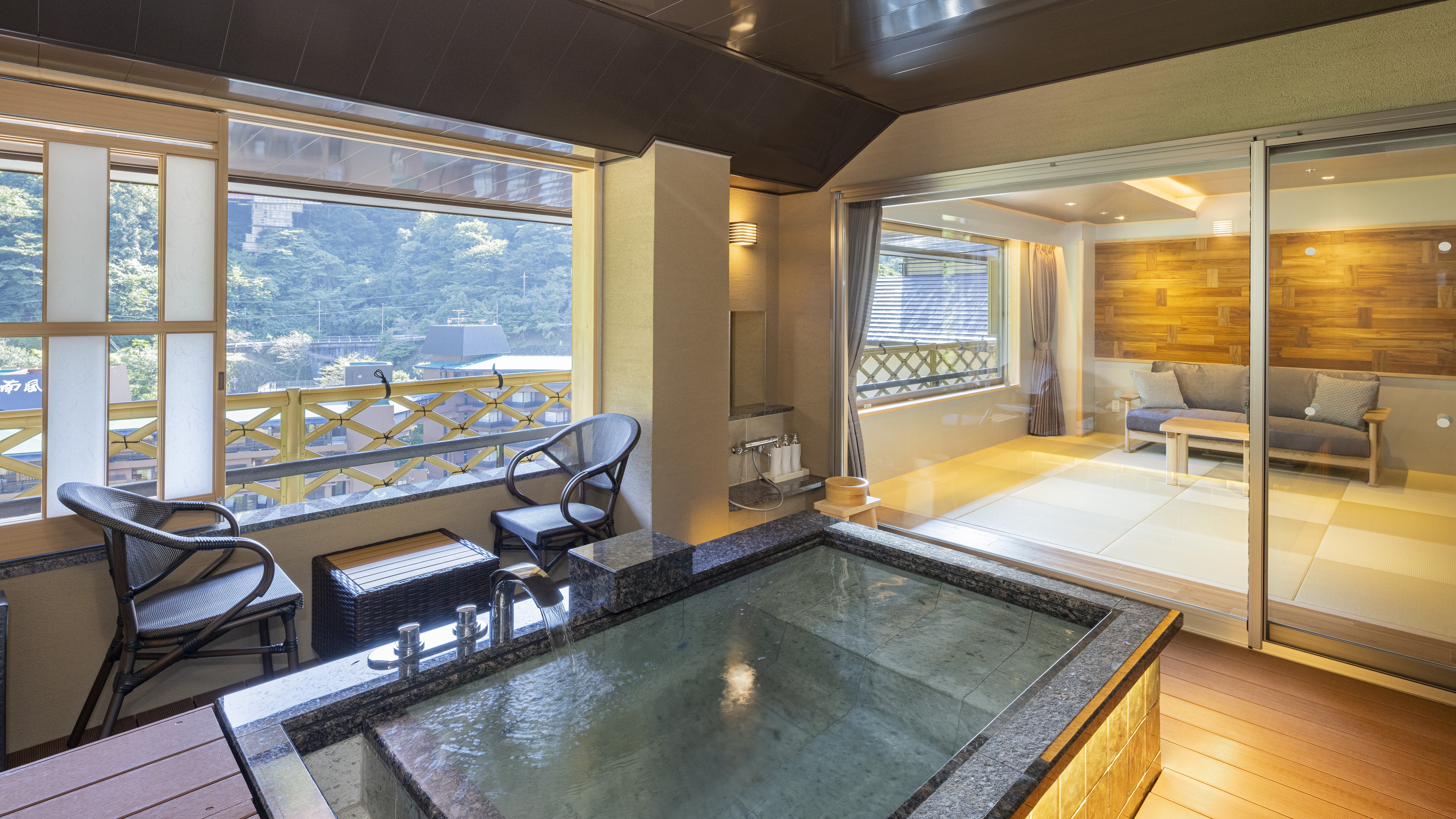 【最上階　温泉露天風呂付　雅～MIYABI～】和洋室　露天風呂一例