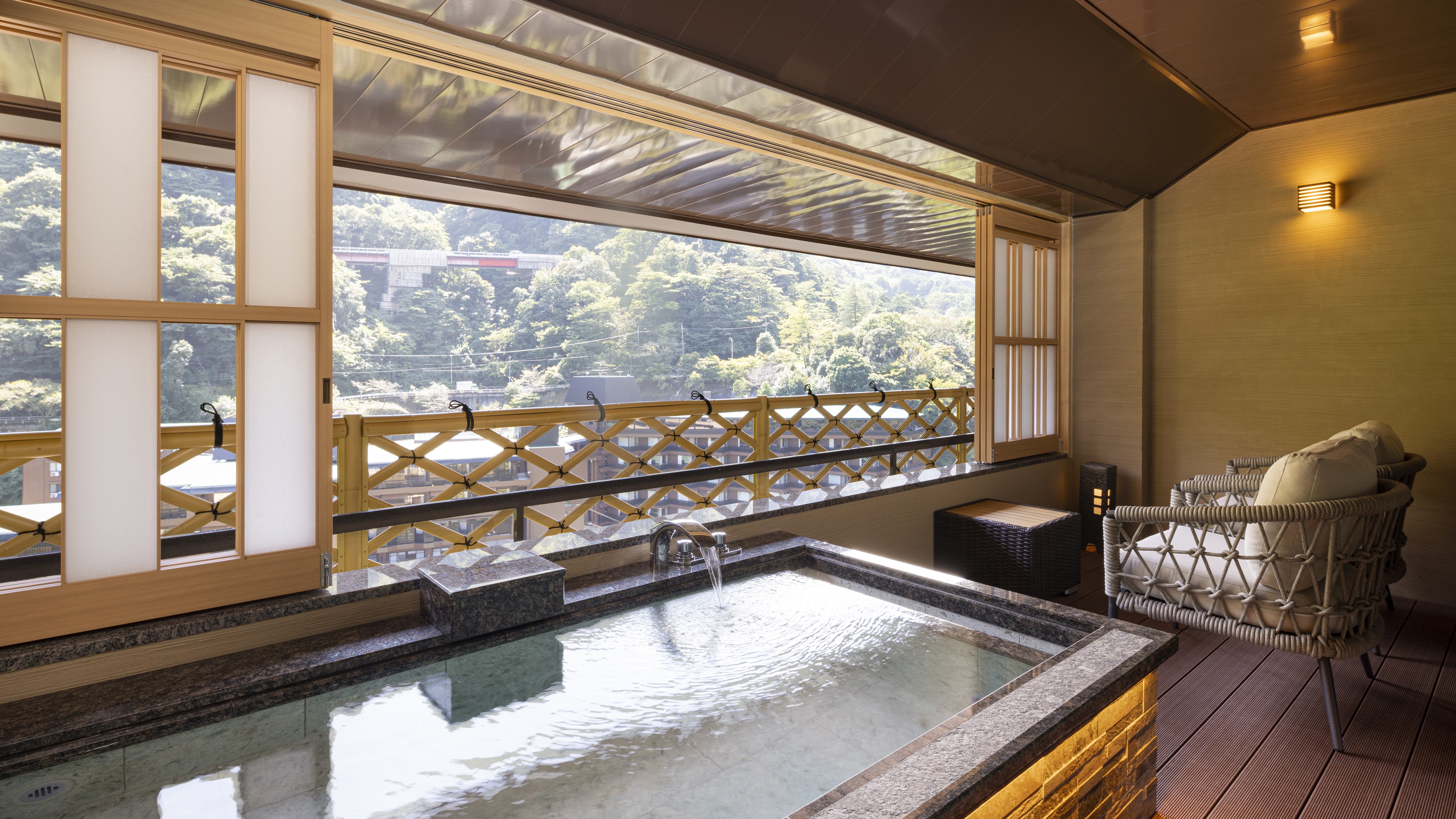 【最上階　温泉露天風呂付　雅～MIYABI～】和洋室　露天風呂一例