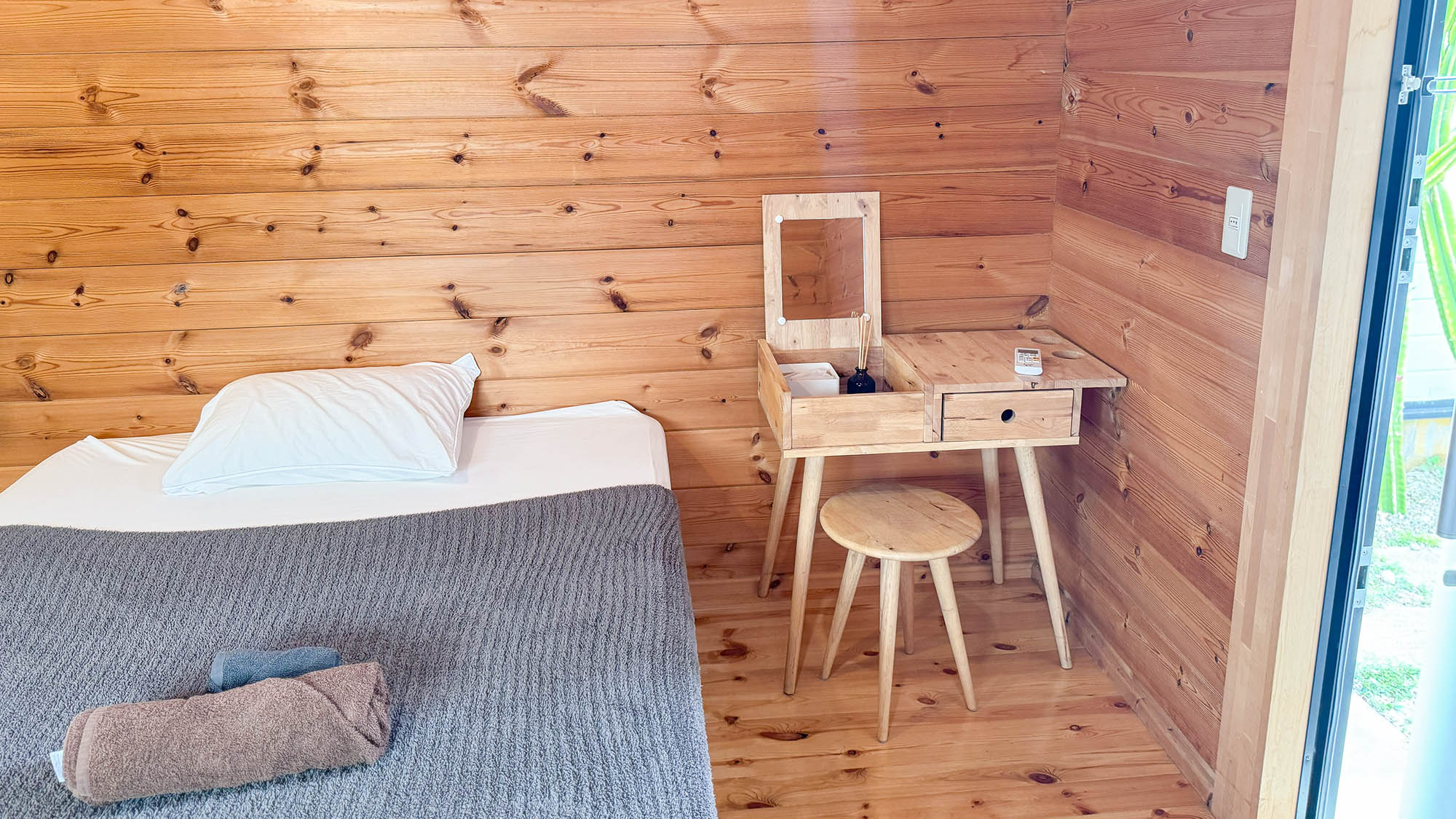 ・【ログハウス】温もり感じるウッド調。ダブルベッドで上質な眠りを