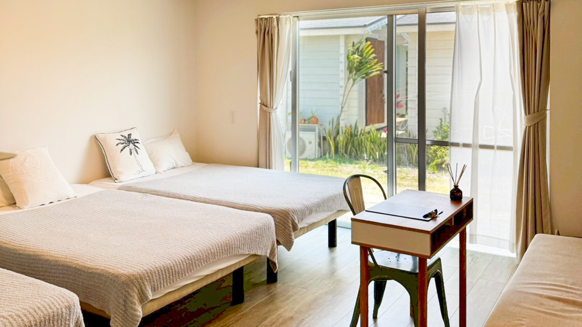 ・【トリプルルーム】コンパクトソファで寛ぐ。明るい窓辺のトリプルルームで快適ステイ