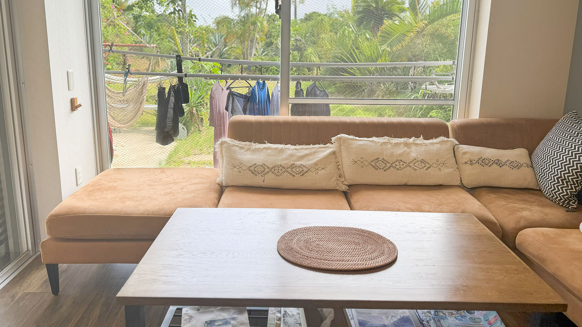 ・【共同リビング】カウチソファで寛ぎのひととき。共同リビングで癒しの時間を