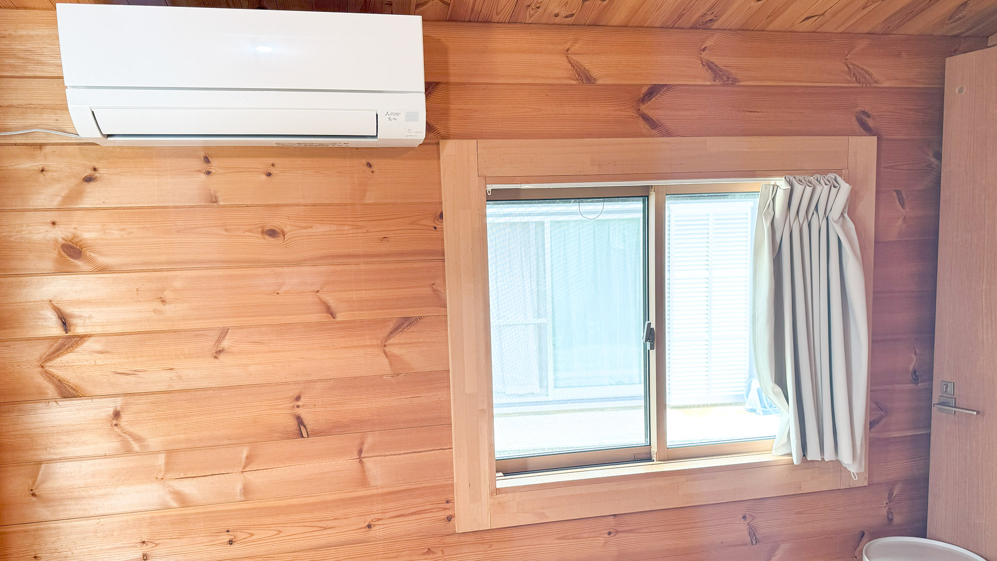 ・【ログハウス】ログハウスに個別空調完備。一年中快適な滞在を