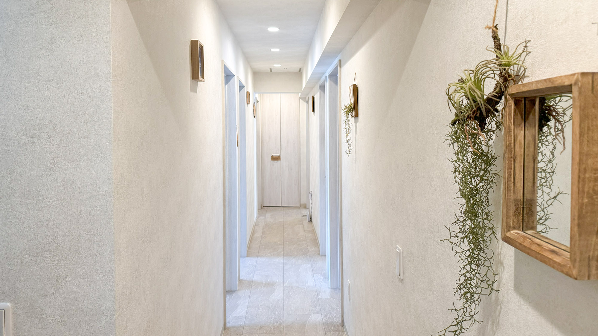 ・【施設内通路】清潔感あふれる通路。アートと緑が心地よい、癒しの空間へ誘う