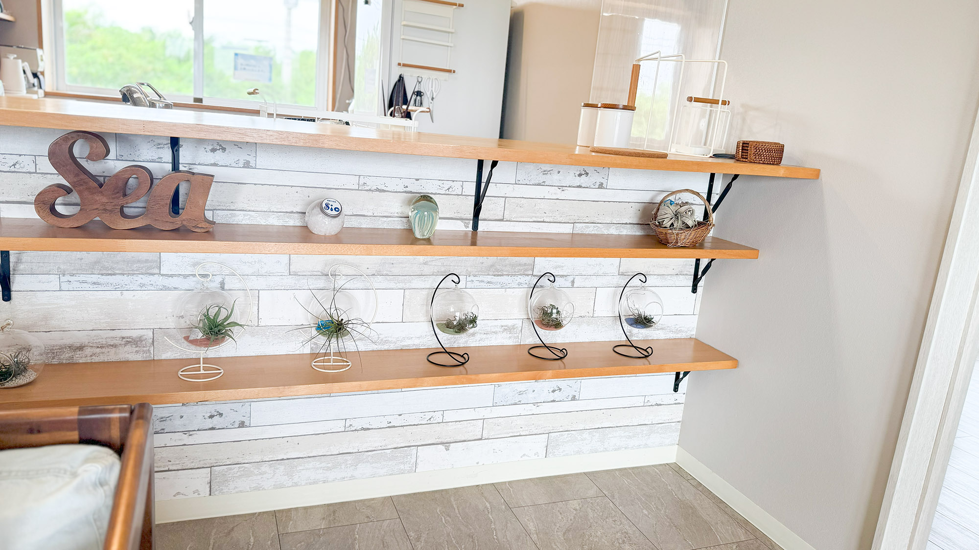 ・【ファミリールーム】カウンターキッチン下の棚に、センスが光るインテリアを配置