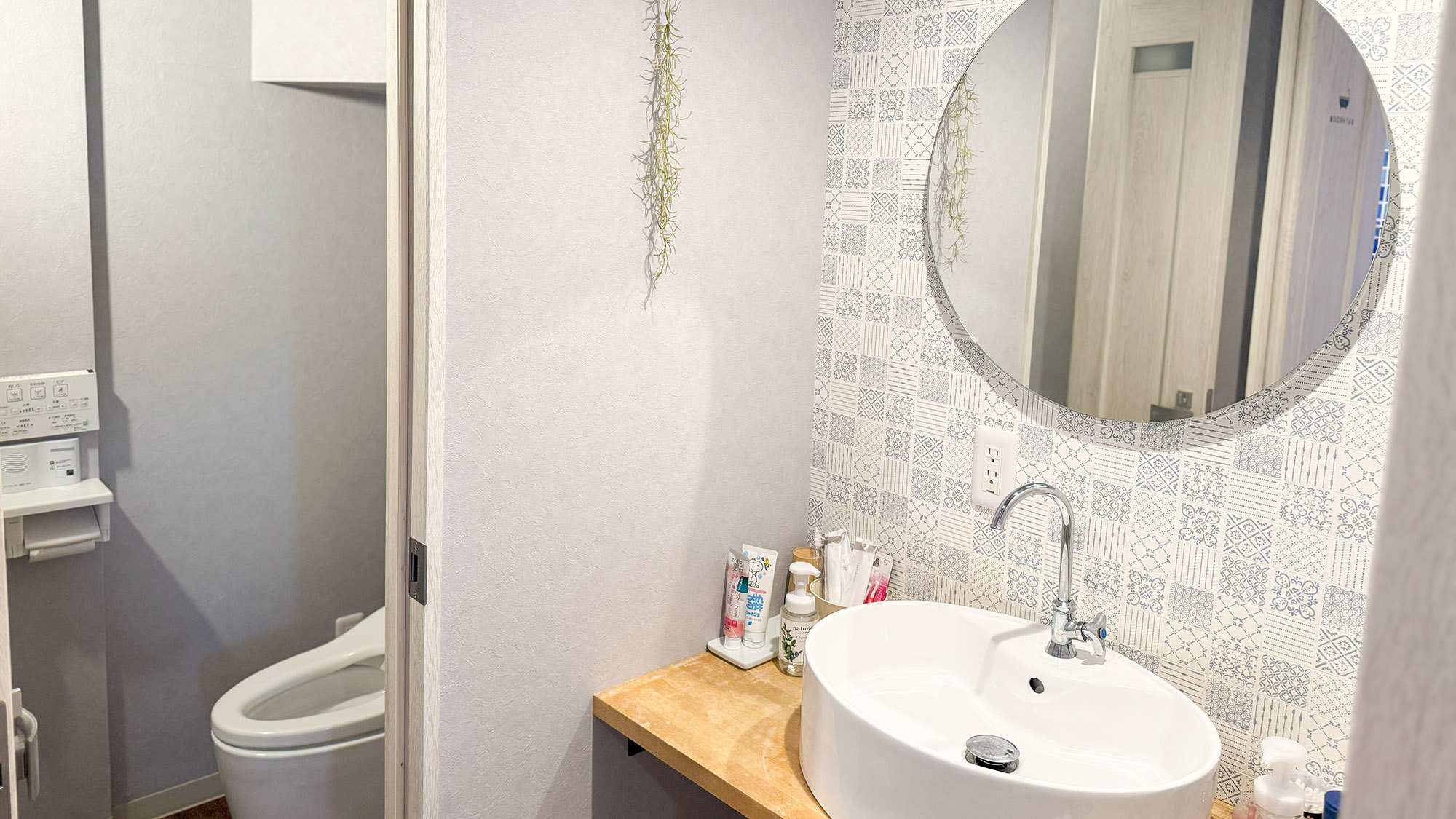 ・【共同トイレ】洗浄機能付きトイレで快適。手前には洗面所、清潔感あふれる空間