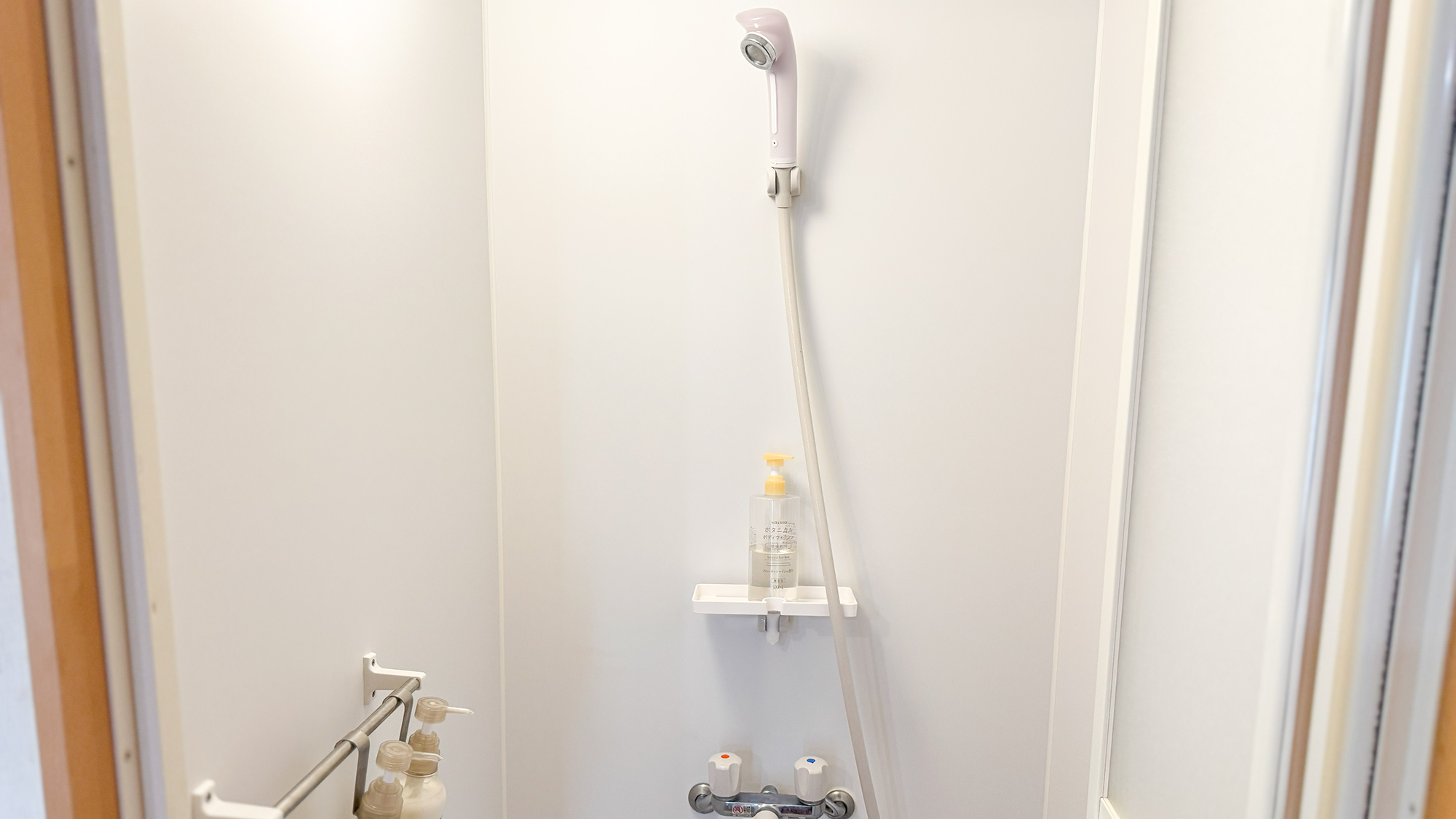 ・【ログハウス】清潔なシャワールーム。ボタニカルアメニティで癒しのバスタイム