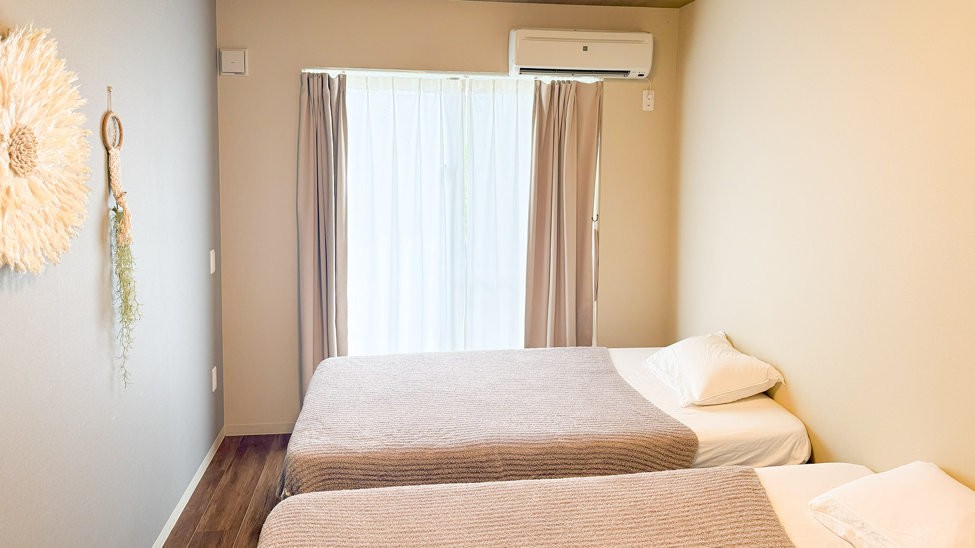 ・【ツインルーム】シングルベットが2台。淡い光が心地よい、安らぎの空間