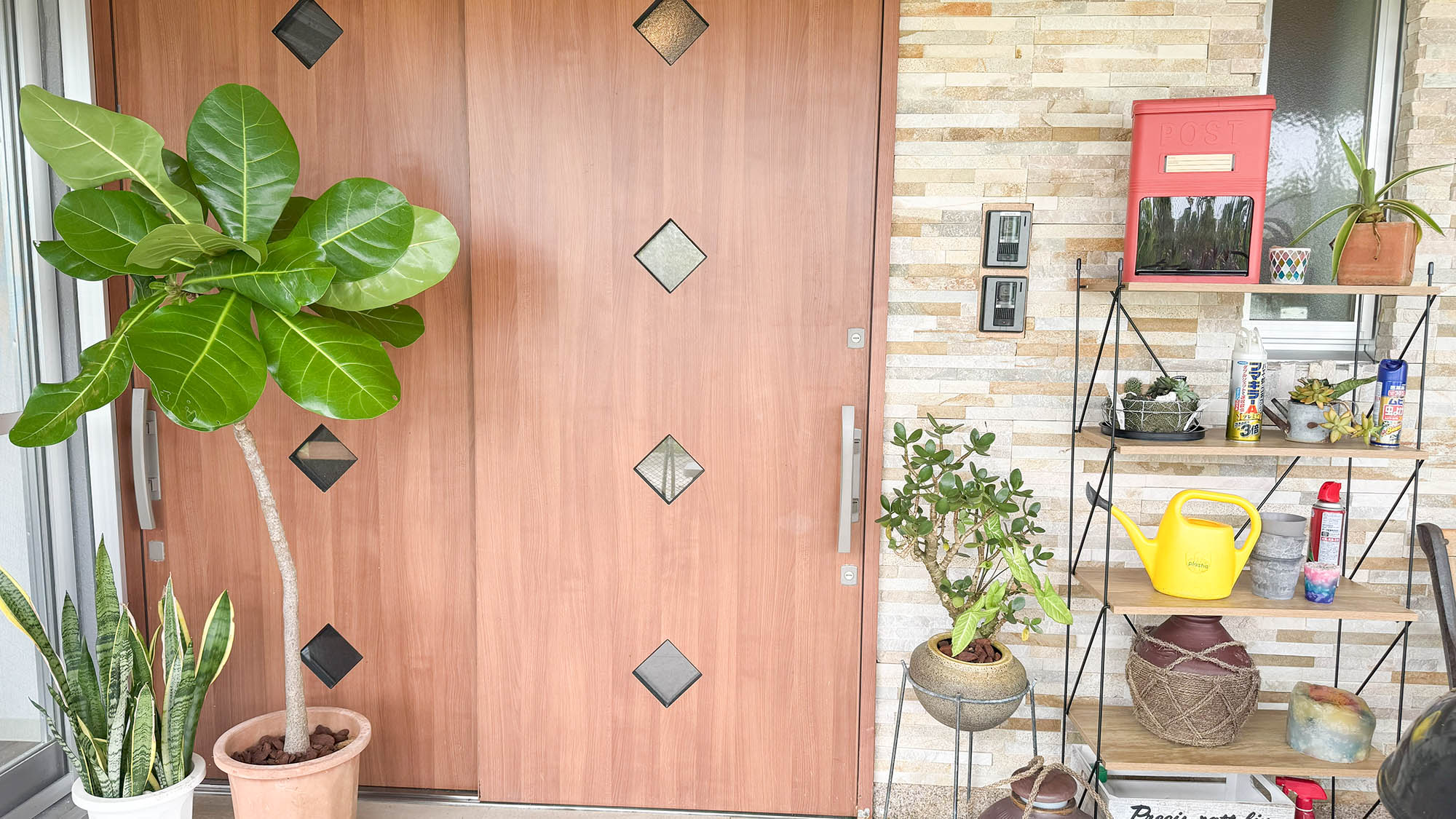 ・【玄関】緑と沖縄瓶が調和。玄関から旅の期待が高まる、特別な空間