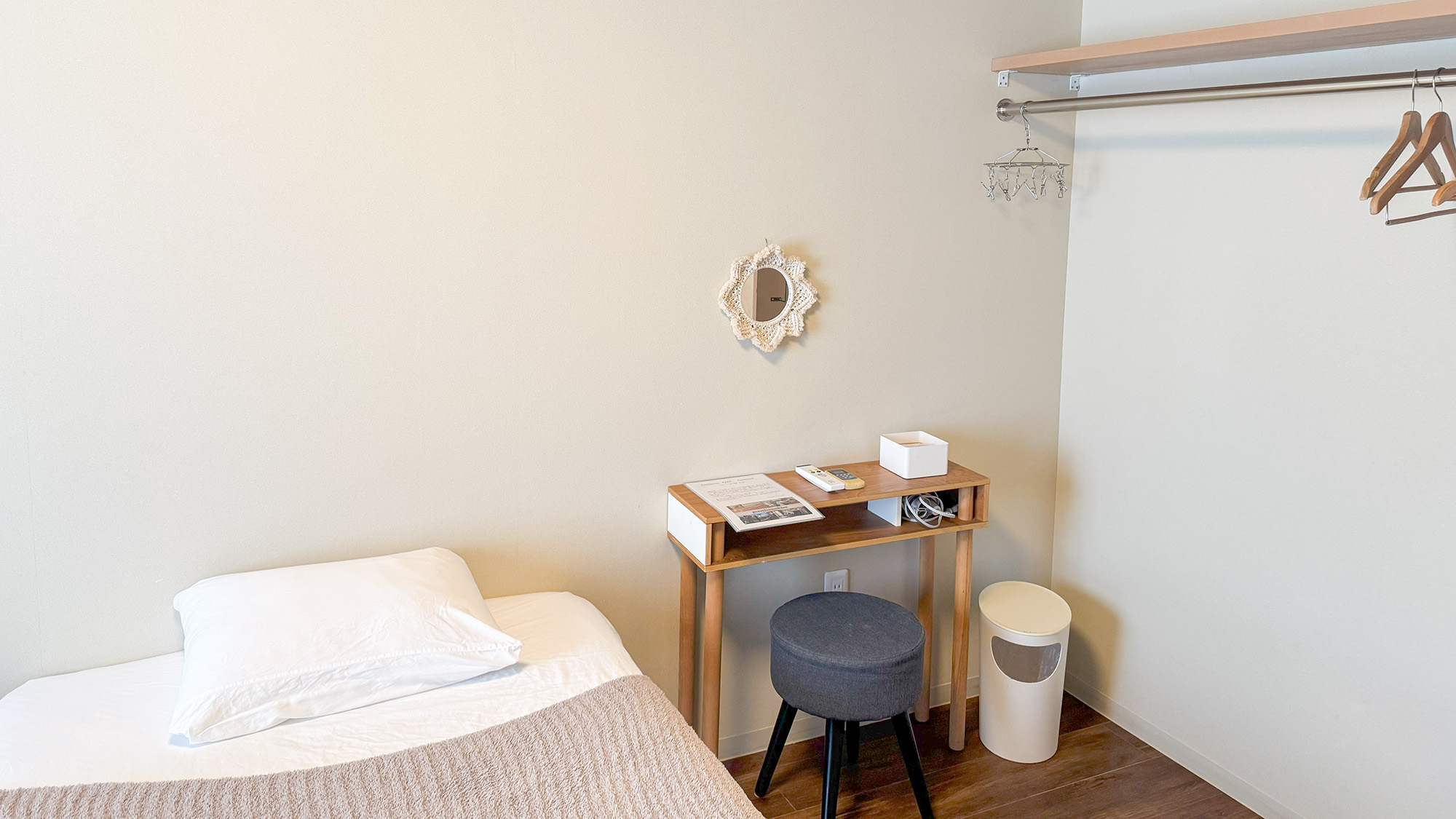 ・【ダブルルーム】身支度も快適。可愛らしい鏡台と、たっぷり収納ハンガースペース