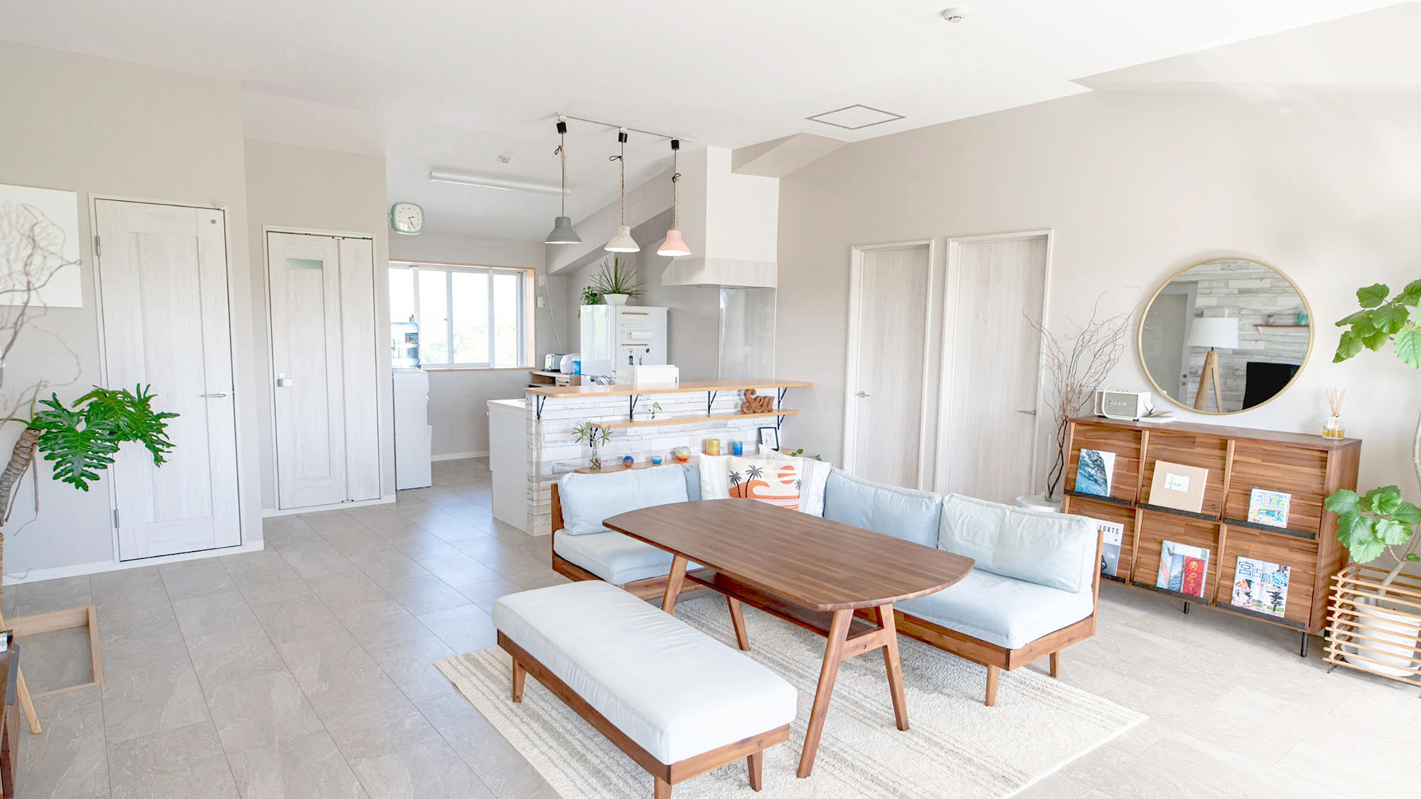 ・【ファミリールーム】広々ソファで快適ステイ。キッチン付きで我が家のように自炊の時間を楽しめます