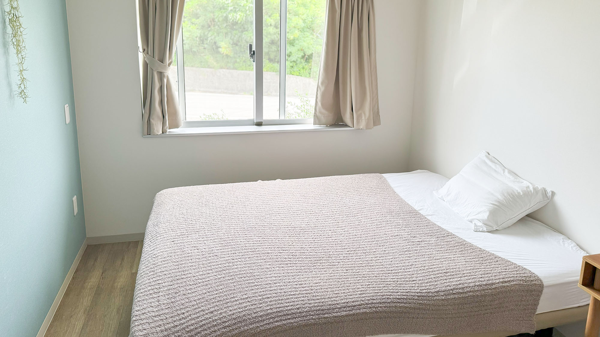 ・【ダブルルーム】清潔感あふれる明るいダブルルーム。心地よい空間で、旅の疲れを癒す