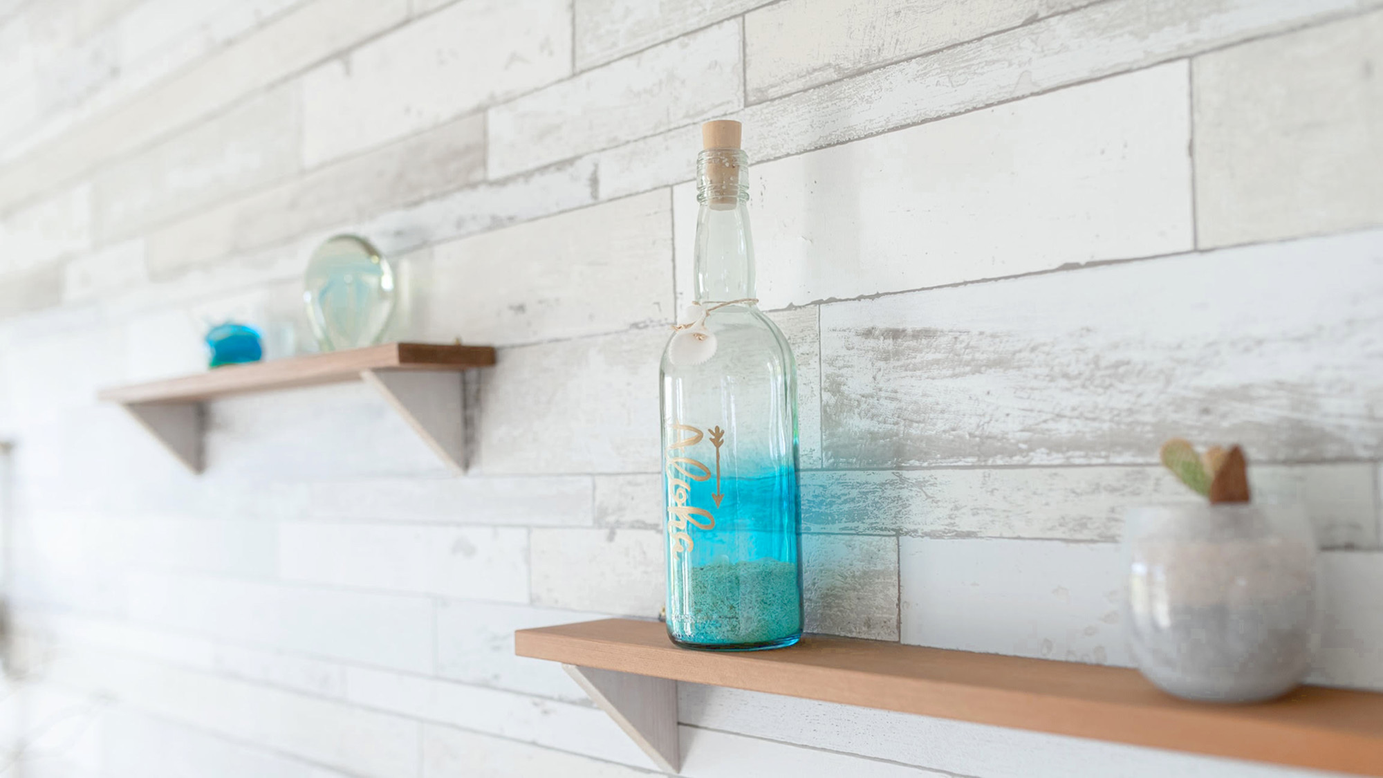 ・【インテリア】砂山ビーチの輝きを瓶に詰めて。思い出香る、白い壁のアート