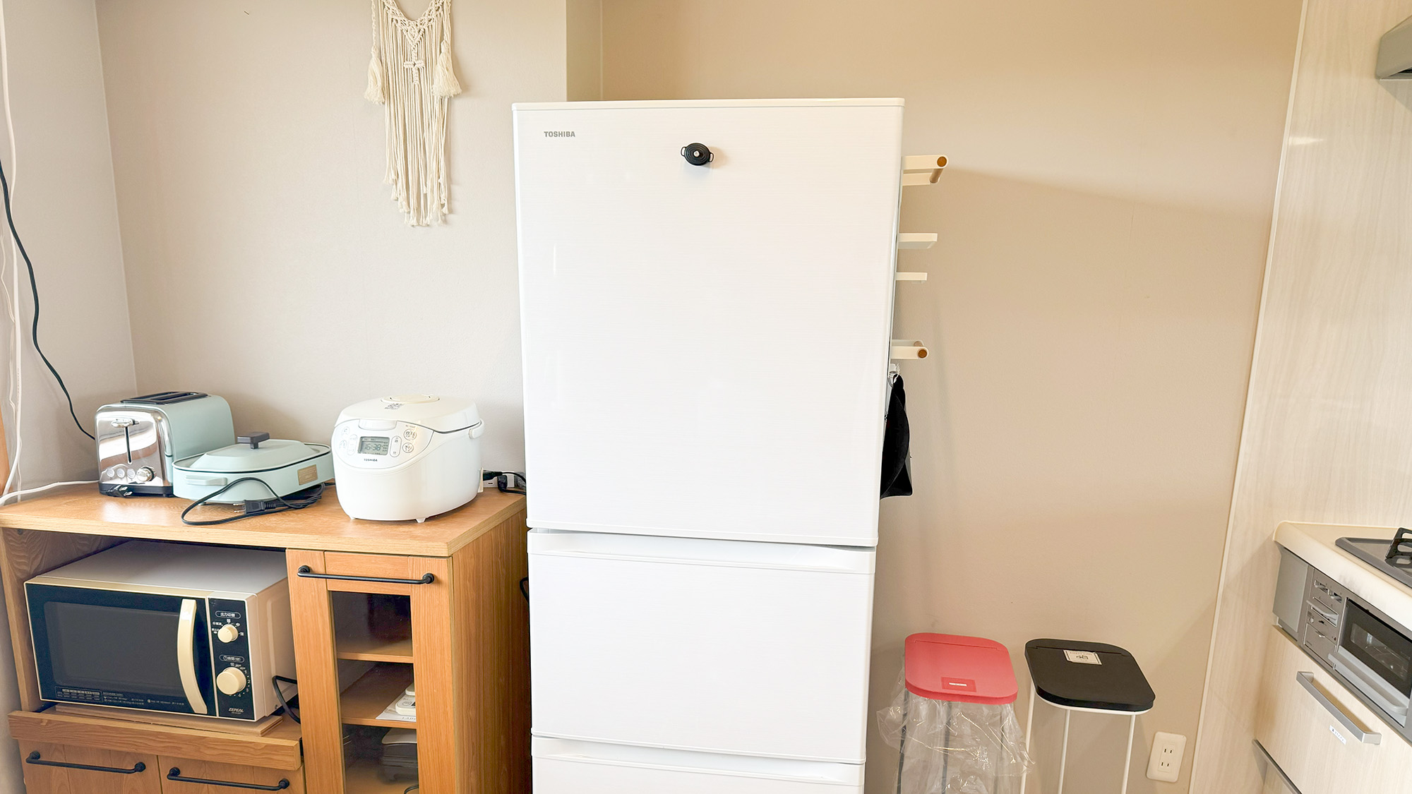 ・【ファミリールーム】ファミリーに嬉しい大型冷蔵庫。家電充実のキッチンで、快適な滞在