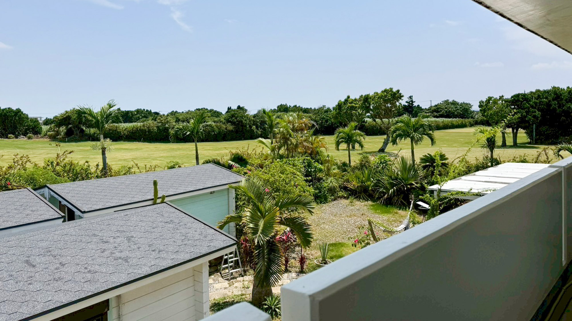 ・【景観】2階から望む、ソテツが彩る南国の絶景。宮古島の自然を満喫